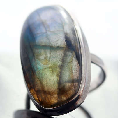 STUNNING VERY LARGE ELONGATED OVAL LABRADORITE STERLING SILVER RING. 925. MAGNIFICENT COLOURS! 12,7g