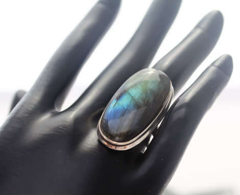 STUNNING VERY LARGE ELONGATED OVAL LABRADORITE STERLING SILVER RING. 925. MAGNIFICENT COLOURS! 12,7g