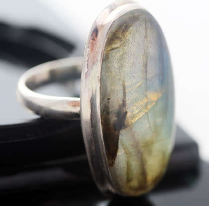 STUNNING VERY LARGE ELONGATED OVAL LABRADORITE STERLING SILVER RING. 925. MAGNIFICENT COLOURS! 12,7g