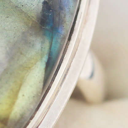 STUNNING VERY LARGE ELONGATED OVAL LABRADORITE STERLING SILVER RING. 925. MAGNIFICENT COLOURS! 12,7g