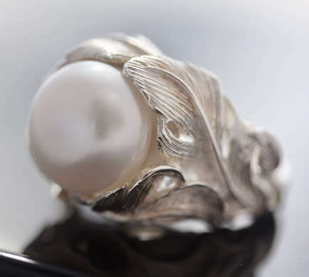 GLORIOUS LARGE & DRAMATIC NATURAL PEARL CABOCHON IN STERLING SILVER 925
