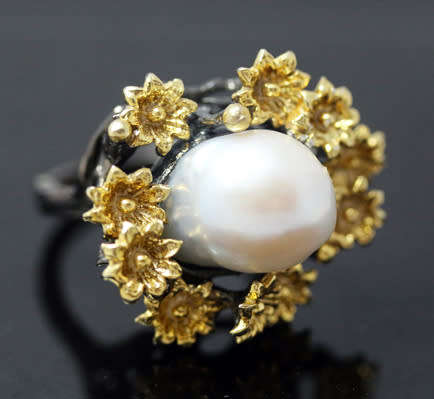 UNUSUAL HANDCRAFTED NATURAL PEARL CABOCHON GUNMETAL-& GOLDHUED STERLING SILVER LARGE RAISED DESIGN