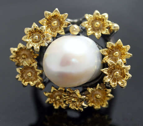UNUSUAL HANDCRAFTED NATURAL PEARL CABOCHON GUNMETAL-& GOLDHUED STERLING SILVER LARGE RAISED DESIGN