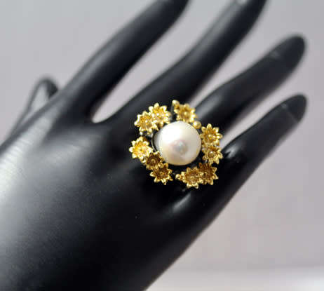 UNUSUAL HANDCRAFTED NATURAL PEARL CABOCHON GUNMETAL-& GOLDHUED STERLING SILVER LARGE RAISED DESIGN