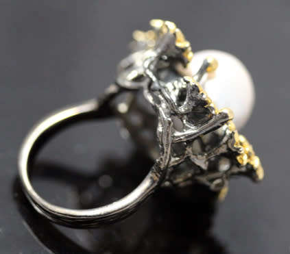 UNUSUAL HANDCRAFTED NATURAL PEARL CABOCHON GUNMETAL-& GOLDHUED STERLING SILVER LARGE RAISED DESIGN