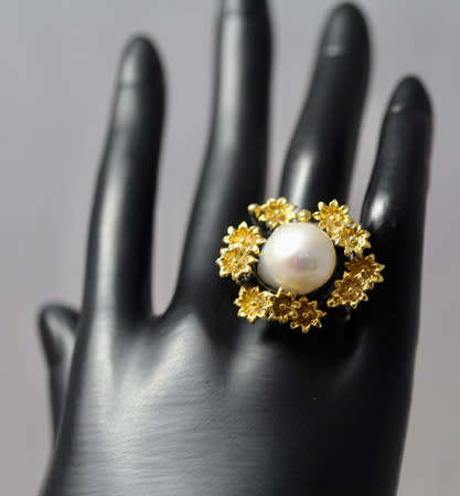 UNUSUAL HANDCRAFTED NATURAL PEARL CABOCHON GUNMETAL-& GOLDHUED STERLING SILVER LARGE RAISED DESIGN