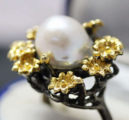 UNUSUAL HANDCRAFTED NATURAL PEARL CABOCHON GUNMETAL-& GOLDHUED STERLING SILVER LARGE RAISED DESIGN