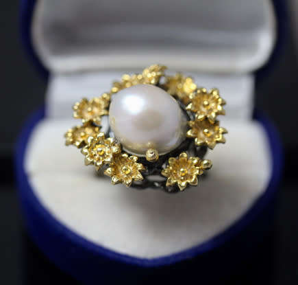 UNUSUAL HANDCRAFTED NATURAL PEARL CABOCHON GUNMETAL-& GOLDHUED STERLING SILVER LARGE RAISED DESIGN