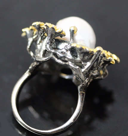 UNUSUAL HANDCRAFTED NATURAL PEARL CABOCHON GUNMETAL-& GOLDHUED STERLING SILVER LARGE RAISED DESIGN