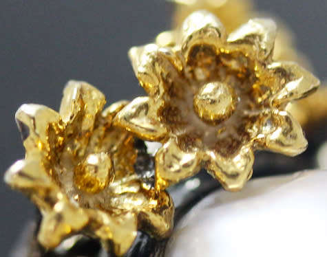 UNUSUAL HANDCRAFTED NATURAL PEARL CABOCHON GUNMETAL-& GOLDHUED STERLING SILVER LARGE RAISED DESIGN