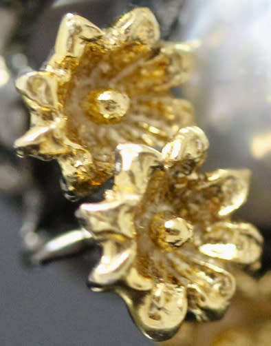 UNUSUAL HANDCRAFTED NATURAL PEARL CABOCHON GUNMETAL-& GOLDHUED STERLING SILVER LARGE RAISED DESIGN