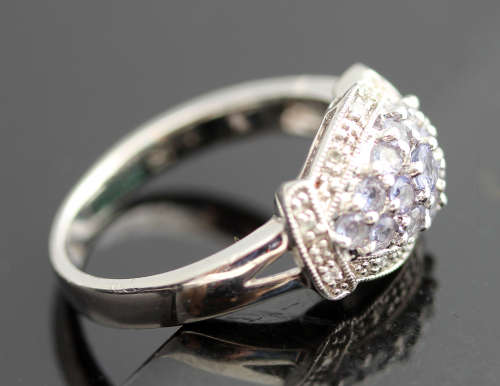 TANZANITE AND DIAMOND STERLING SILVER RING. 925