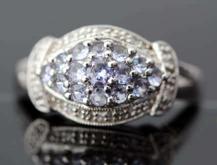 TANZANITE AND DIAMOND STERLING SILVER RING. 925