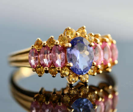 VINTAGE ENGLISH 9CT YELLOW GOLD RING .80ct TANZANITE 1,85ct PINK & YELLOW SAPPHIRES CERTIF R26'000