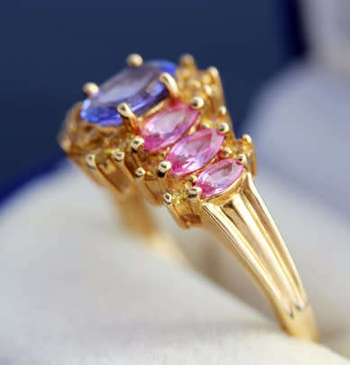 VINTAGE ENGLISH 9CT YELLOW GOLD RING .80ct TANZANITE 1,85ct PINK & YELLOW SAPPHIRES CERTIF R26'000