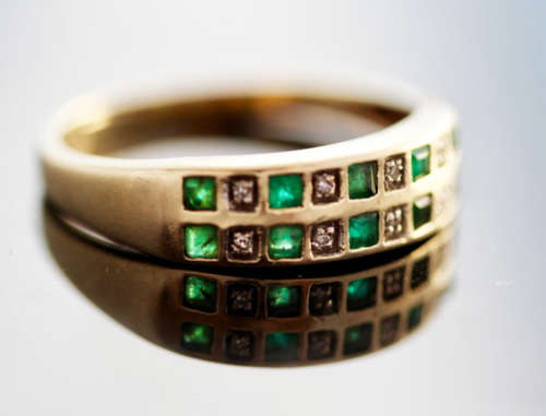 GEOMETRIC VINTAGE ENGLISH 9CT YELLOW GOLD DIAMOND AND EMERALD HALF ETERNITY RING. WELL HALLMARKED!