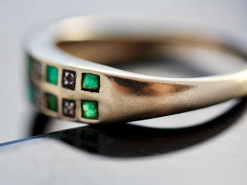 GEOMETRIC VINTAGE ENGLISH 9CT YELLOW GOLD DIAMOND AND EMERALD HALF ETERNITY RING. WELL HALLMARKED!