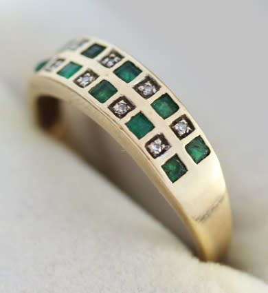 GEOMETRIC VINTAGE ENGLISH 9CT YELLOW GOLD DIAMOND AND EMERALD HALF ETERNITY RING. WELL HALLMARKED!