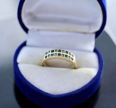 GEOMETRIC VINTAGE ENGLISH 9CT YELLOW GOLD DIAMOND AND EMERALD HALF ETERNITY RING. WELL HALLMARKED!