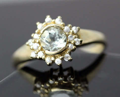 ENGLISH VINTAGE PERIDOT SOLITAIRE 9CT YELLOW GOLD RING WITH WHITE TOPAZ RUFF