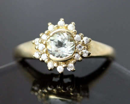 ENGLISH VINTAGE PERIDOT SOLITAIRE 9CT YELLOW GOLD RING WITH WHITE TOPAZ RUFF