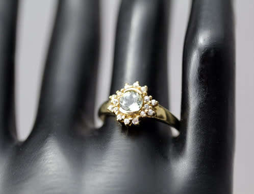 ENGLISH VINTAGE PERIDOT SOLITAIRE 9CT YELLOW GOLD RING WITH WHITE TOPAZ RUFF