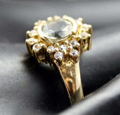 ENGLISH VINTAGE PERIDOT SOLITAIRE 9CT YELLOW GOLD RING WITH WHITE TOPAZ RUFF