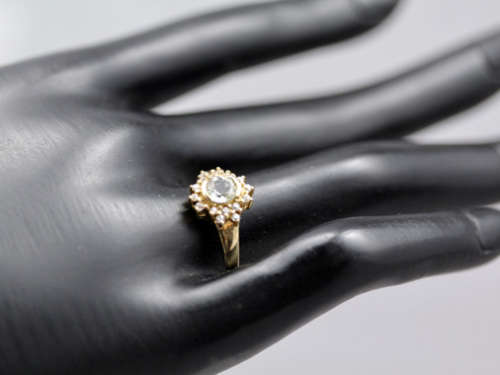 ENGLISH VINTAGE PERIDOT SOLITAIRE 9CT YELLOW GOLD RING WITH WHITE TOPAZ RUFF