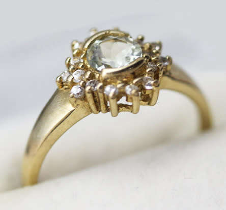 ENGLISH VINTAGE PERIDOT SOLITAIRE 9CT YELLOW GOLD RING WITH WHITE TOPAZ RUFF