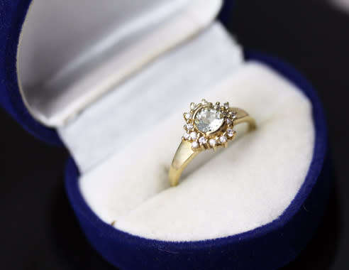 ENGLISH VINTAGE PERIDOT SOLITAIRE 9CT YELLOW GOLD RING WITH WHITE TOPAZ RUFF