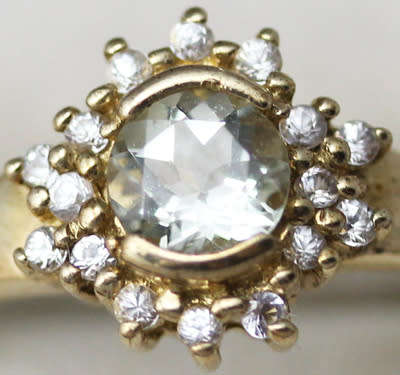 ENGLISH VINTAGE PERIDOT SOLITAIRE 9CT YELLOW GOLD RING WITH WHITE TOPAZ RUFF