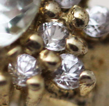 ENGLISH VINTAGE PERIDOT SOLITAIRE 9CT YELLOW GOLD RING WITH WHITE TOPAZ RUFF