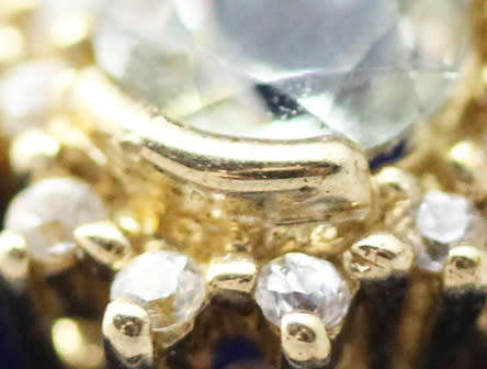 ENGLISH VINTAGE PERIDOT SOLITAIRE 9CT YELLOW GOLD RING WITH WHITE TOPAZ RUFF