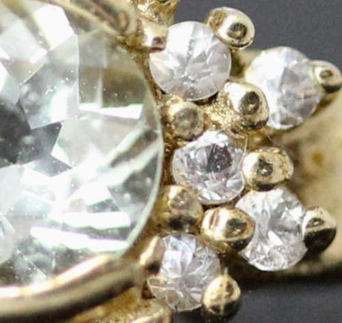 ENGLISH VINTAGE PERIDOT SOLITAIRE 9CT YELLOW GOLD RING WITH WHITE TOPAZ RUFF