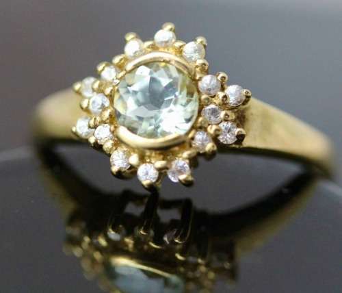 ENGLISH VINTAGE PERIDOT SOLITAIRE 9CT YELLOW GOLD RING WITH WHITE TOPAZ RUFF