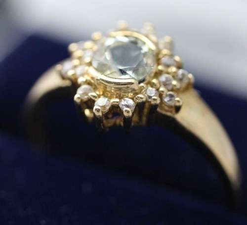 ENGLISH VINTAGE PERIDOT SOLITAIRE 9CT YELLOW GOLD RING WITH WHITE TOPAZ RUFF