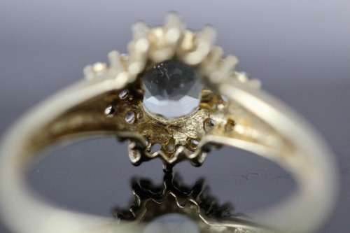 ENGLISH VINTAGE PERIDOT SOLITAIRE 9CT YELLOW GOLD RING WITH WHITE TOPAZ RUFF