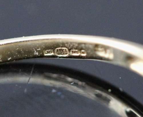 ENGLISH VINTAGE PERIDOT SOLITAIRE 9CT YELLOW GOLD RING WITH WHITE TOPAZ RUFF