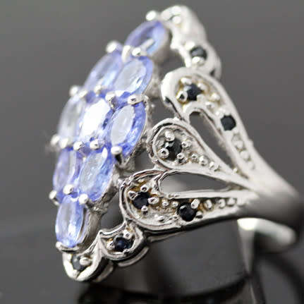 STUNNING LARGE TANZANITE AND SAPPHIRE STERLING SILVER RING. STRONG LILAC COLOUR!