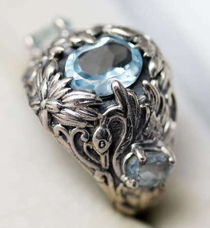 FABULOUS DETAILED SWISS BLUE TOPAZ STERLING SILVER RING. FLORAL DETAIL. 925. HEAVY!