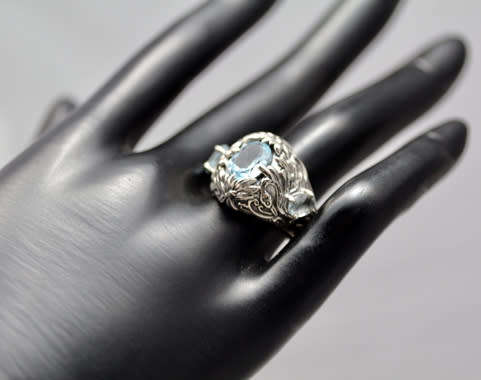 FABULOUS DETAILED SWISS BLUE TOPAZ STERLING SILVER RING. FLORAL DETAIL. 925. HEAVY!