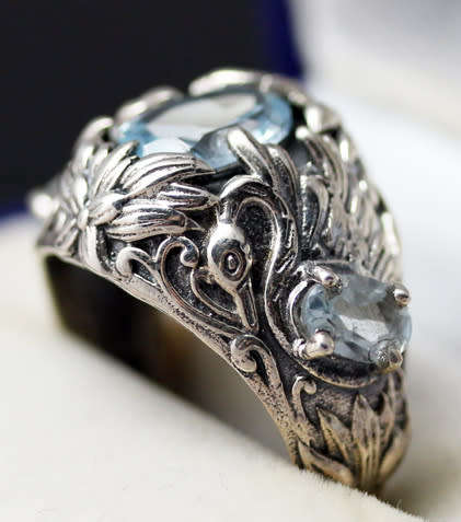 FABULOUS DETAILED SWISS BLUE TOPAZ STERLING SILVER RING. FLORAL DETAIL. 925. HEAVY!