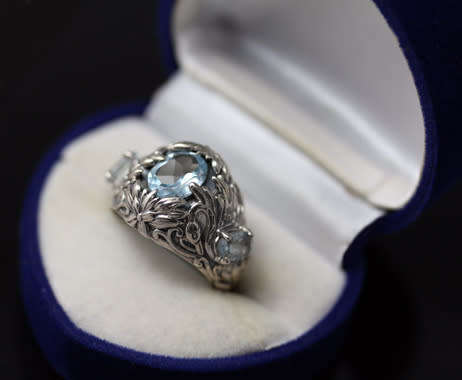 FABULOUS DETAILED SWISS BLUE TOPAZ STERLING SILVER RING. FLORAL DETAIL. 925. HEAVY!