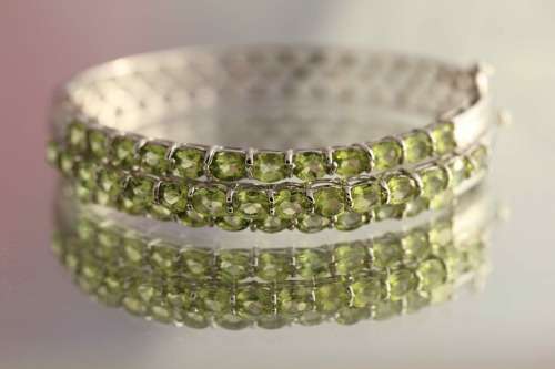 REAL PERIDOT GEMSTONES (5,07ct) SOLID STERLING SILVER BANGLE. STRONG CLOSURE MECHANISM