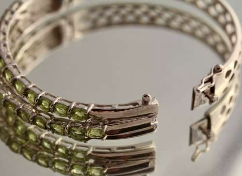 REAL PERIDOT GEMSTONES (5,07ct) SOLID STERLING SILVER BANGLE. STRONG CLOSURE MECHANISM