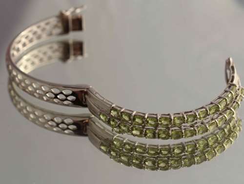 REAL PERIDOT GEMSTONES (5,07ct) SOLID STERLING SILVER BANGLE. STRONG CLOSURE MECHANISM