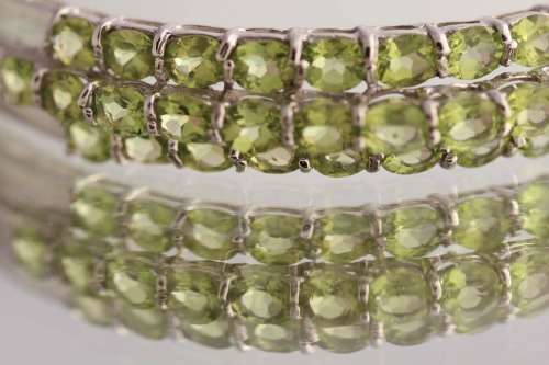 REAL PERIDOT GEMSTONES (5,07ct) SOLID STERLING SILVER BANGLE. STRONG CLOSURE MECHANISM