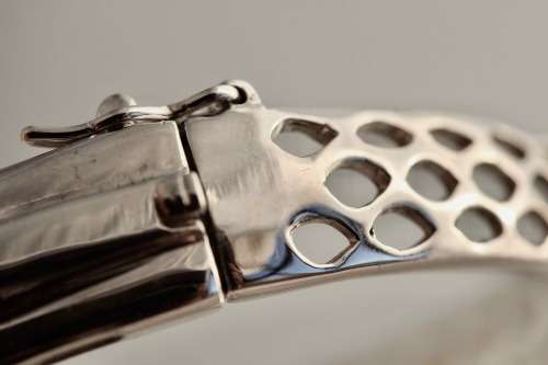 REAL PERIDOT GEMSTONES (5,07ct) SOLID STERLING SILVER BANGLE. STRONG CLOSURE MECHANISM