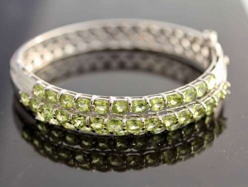 REAL PERIDOT GEMSTONES (5,07ct) SOLID STERLING SILVER BANGLE. STRONG CLOSURE MECHANISM