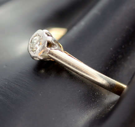 VINTAGE DIAMOND SOLITAIRE PLATINUM AND 18CT YELLOW GOLD RING COLLECTABLE VINTAGE ENGLISH - H, G & S